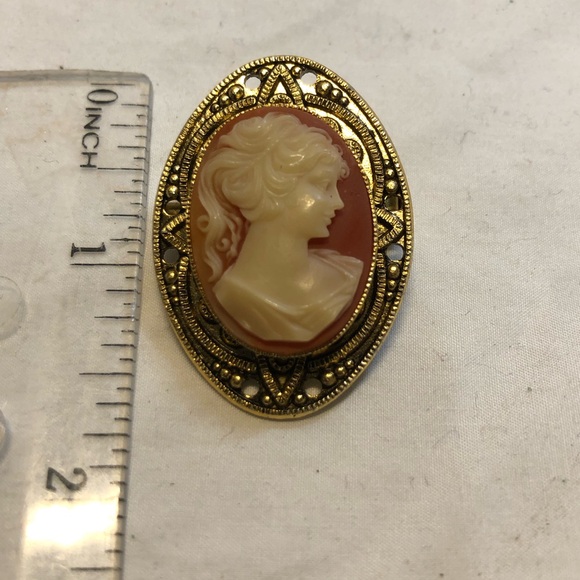Vintage Victorian Style Gold Tone and Resin Cameo Brooch. - Picture 6 of 9